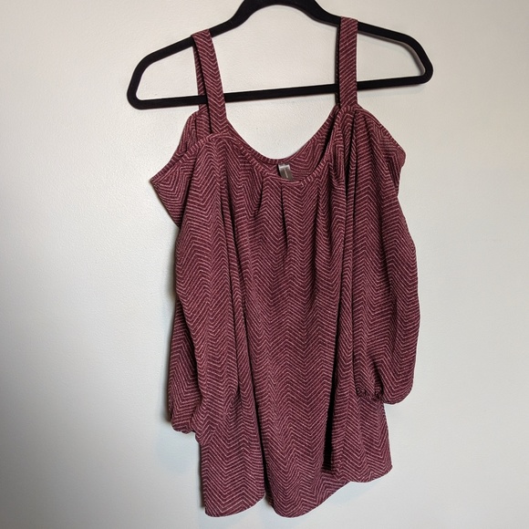 ⬇️ cold shoulder top - Picture 2 of 3